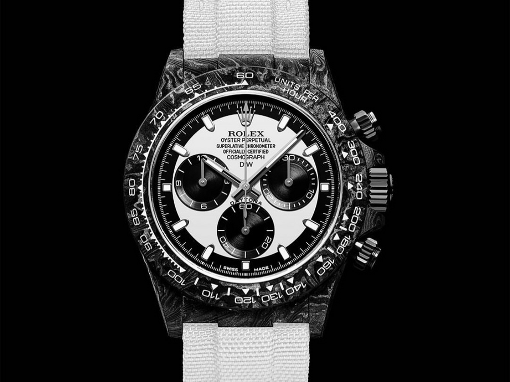 カスタム時計メーカー「DiW」から、伝統的なツートーンのROLEX DAYTONAをモチーフにした「CARBON ROLEX DAYTONA Cream 41mm」が登場。