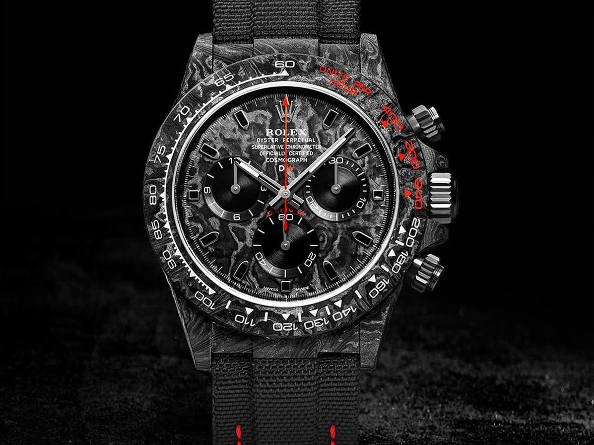 カスタム時計メーカー「DiW」から、ブラック×レッドが際立つ「CARBON ROLEX DAYTONA Speedster 41mm」が登場。