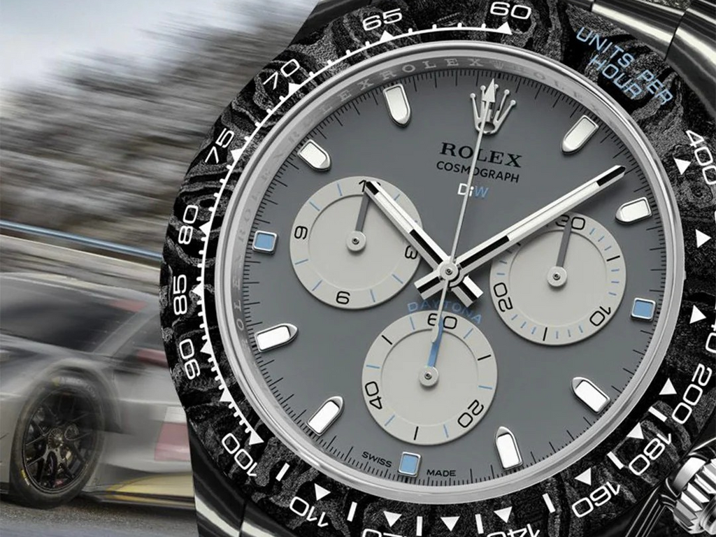 カスタム時計メーカー「DiW」から、ゴーストグレーの静かな存在感を纏う「CARBON ROLEX DAYTONA Ghost Racer」が登場。