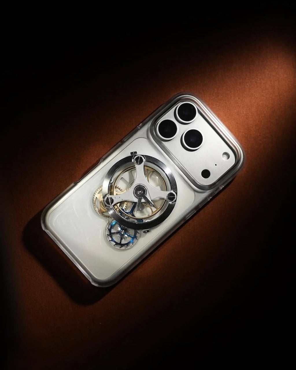 アメリカ発のiPhoneケースChronomade(クロノメイド)」から 機械式時計のムーブメントの一部を盛り込んだiPhoneケースが登場⌚️