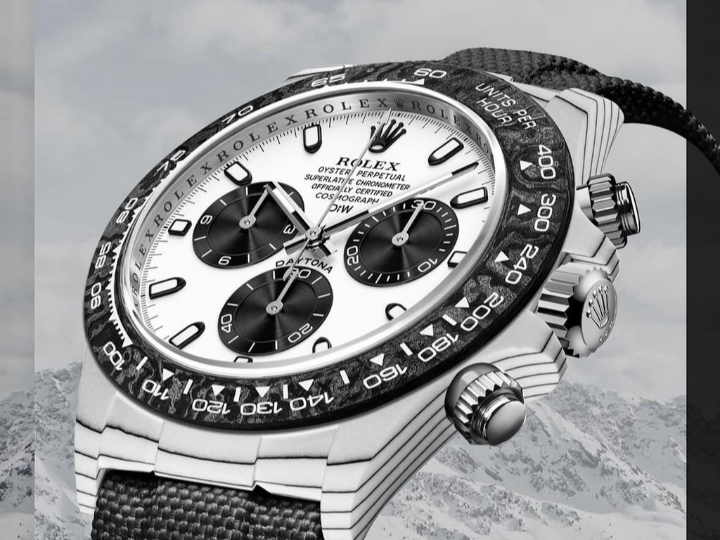 カスタム時計メーカー「DiW」から、希少なホワイトクォーツファイバーを纏い、雪豹を思わせる「CARBON ROLEX DAYTONA Irbis 41mm」が登場。
