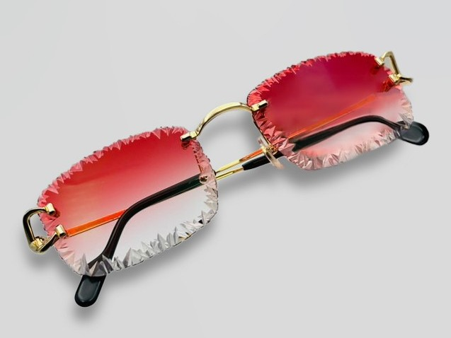 様々な素材に精巧なハンドカットを施す「HOUSE OF FACET」から、Cartier Signature Cをカスタマイズした、光で色が変わるMR-8調光レンズ搭載のサングラスが発売。