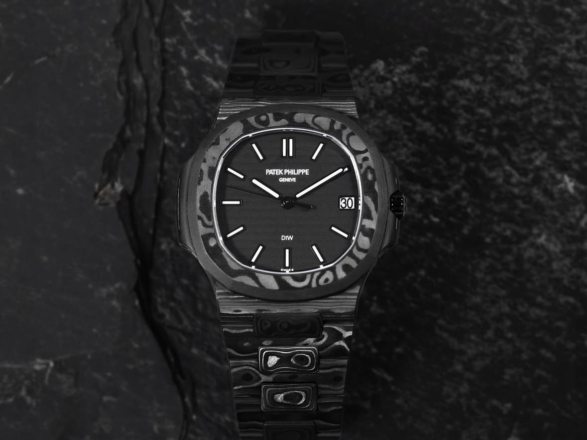 カスタム時計メーカー「DiW」から、パテックフィリップ「Nautilus 5571」を革新的に進化させた「ALL CARBON BLACK」が登場。