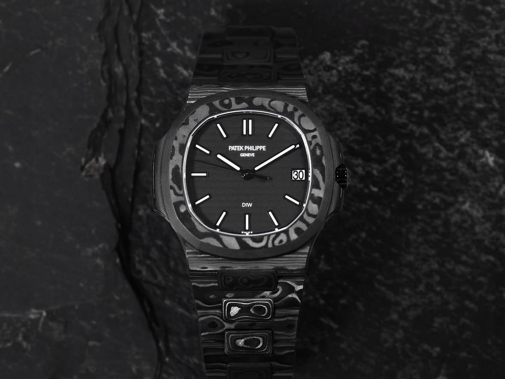 カスタム時計メーカー「DiW」から、パテックフィリップ「Nautilus 5571」を革新的に進化させた「ALL CARBON BLACK」が登場。