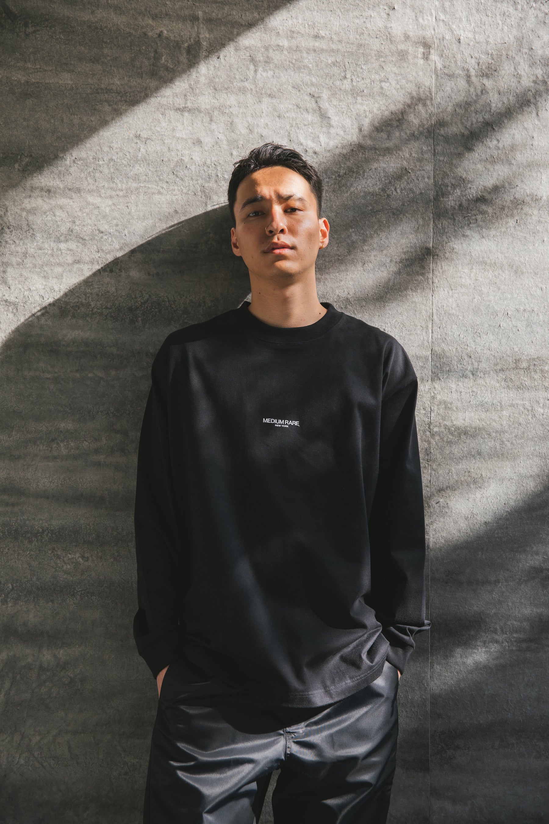 MEDIUM RARE LOGO-L/S Black